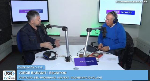 Jorge Baradit derrumba mitos de la dictadura: “Pinochet y el régimen militar hicieron quebrar a Chile dos veces”