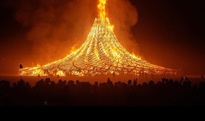 Burning Man: el festival en el desierto que pasó del secretismo de la contracultura a la era de Instagram