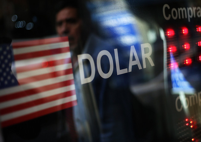 Dólar anota mayor valor desde septiembre y vuelve a acercarse a los $700 por dudas ante guerra comercial