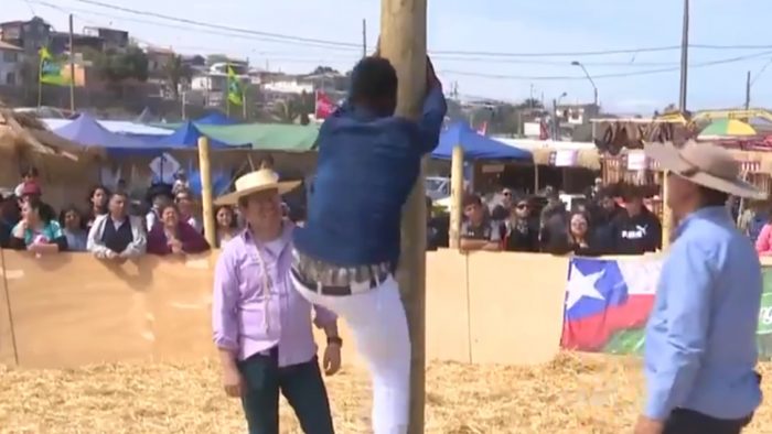 Haitiano sorprende con innovador truco para subir el palo encebado