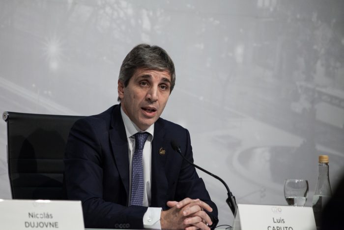 Presidente del Banco Central de Argentina renuncia en medio de crisis y paro nacional