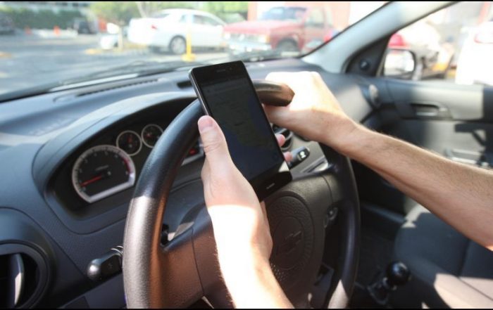 Proyecto de ley busca catalogar como falta «gravísima» manejar con el celular en la mano