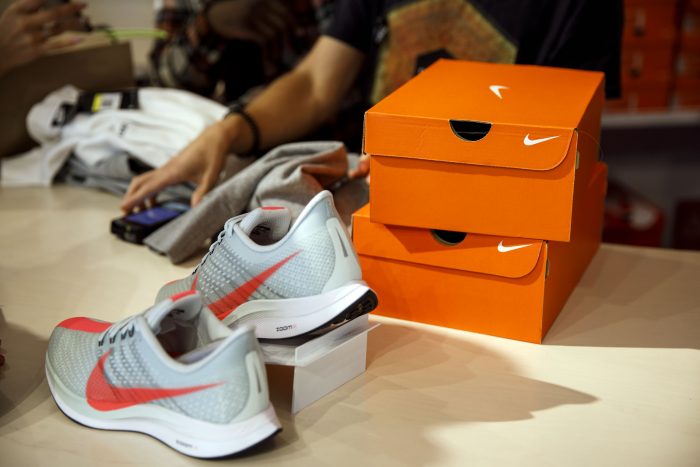 Acciones de Nike recuperan terreno tras polémica publicitaria