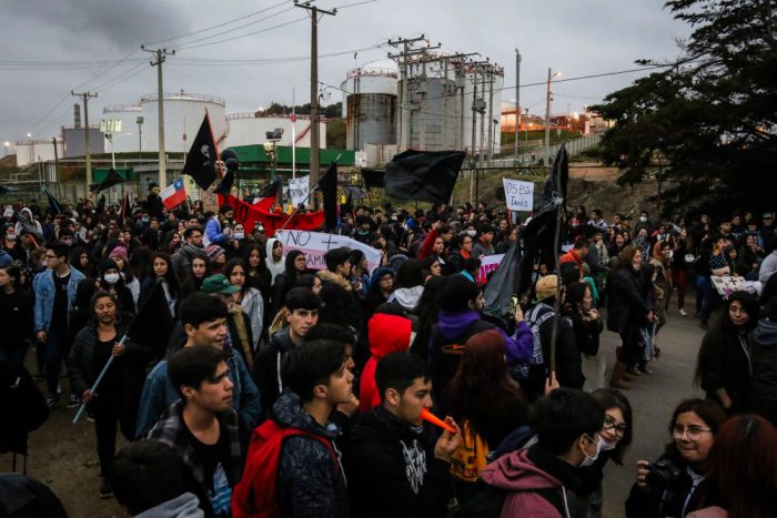 Estudiantes de Quintero no aguantan más: exigen renuncia de intendente de Valparaíso y de ministros Santelices y Schmidt