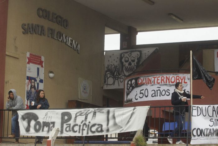 Rabia ciudadana en Quintero por contaminación: Cortan ruta, protestan frente a Oxiquim y toman colegio