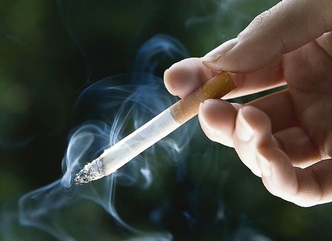 Reducir el daño a los fumadores, el controvertido plan ante el tabaquismo