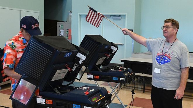 Elecciones en EE.UU.: las «impresionantes» fallas que un grupo de hackers encontró en las máquinas de votación electrónica