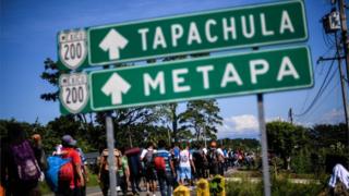 Caravana de migrantes: «Ya estamos en México, no vamos a parar», miles desafían a Donald Trump y siguen su marcha hacia Estados Unidos