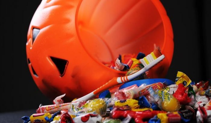 Las travesuras de los dulces de Halloween: niños comen más de 1000% de azúcar de lo recomendado y aumentan las caries