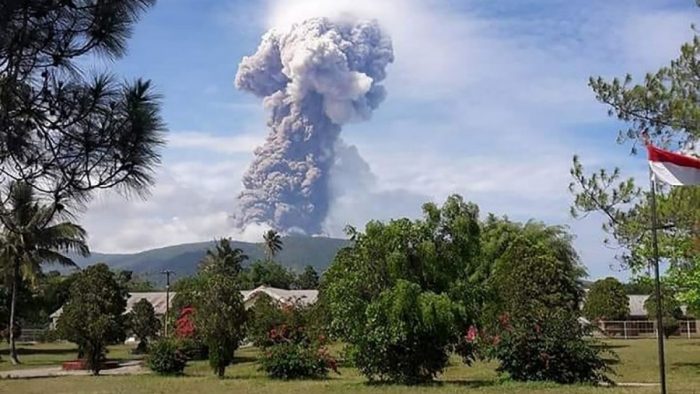 Volcán de Indonesia hace erupción en la isla donde se registró un terremoto y tsunami