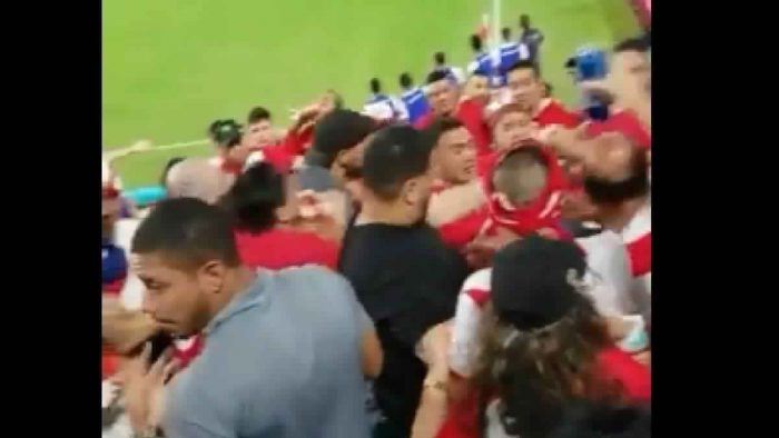 La violenta pelea entre hinchas registrada en el clásico entre Chile y Perú