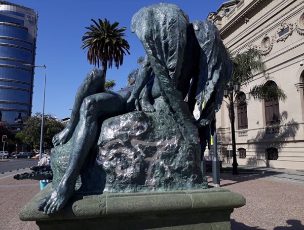 La culpa no fue de la Fórmula E: Escultura renovada del Museo de Bellas Artes fue vandalizada a 24 horas de su reposición