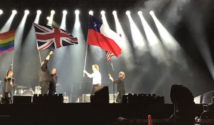 Paul McCartney sufre chascarro durante su concierto: ondea bandera chilena pensando que era la de Texas