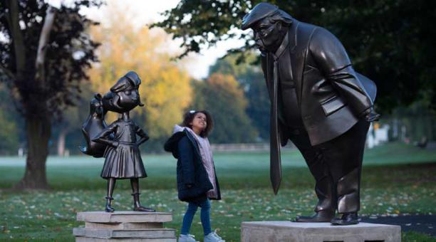 Una escultura del personaje literario Matilda que enfrentada a Trump rinde homenaje a Roald Dahl