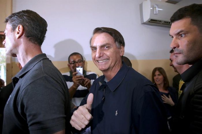 José Antonio Kast y Manuel José Ossandón descorchan la champaña por la votación de Bolsonaro en Brasil