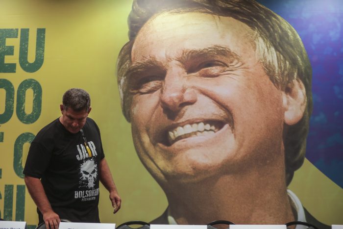 Bolsonaro lidera con 58% primer sondeo para segunda vuelta en Brasil