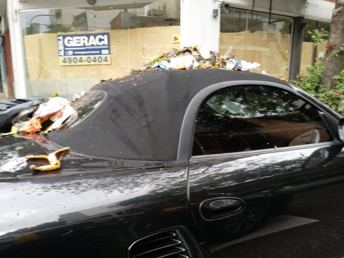 Ciudadanos se enfurecen con conductor de un Porsche y lo tapan en basura