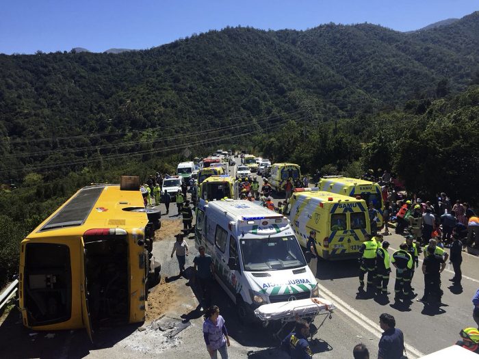 Bus con 45 personas volcó en Cuesta La Dormida: Hay 3 heridos de gravedad