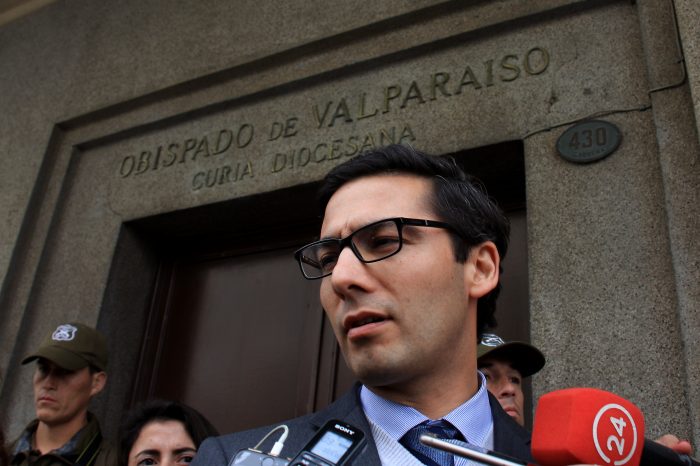 Fiscal Pérez denuncia que Obispado de Valparaíso ocultó documentos “bajo una manta” durante allanamiento