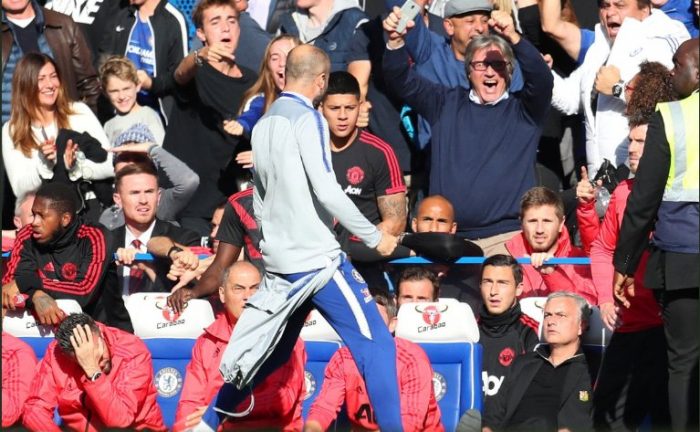 La pelea entre José Mourinho y trabajador del Chelsea tras empate al último minuto que condenó al Manchester United