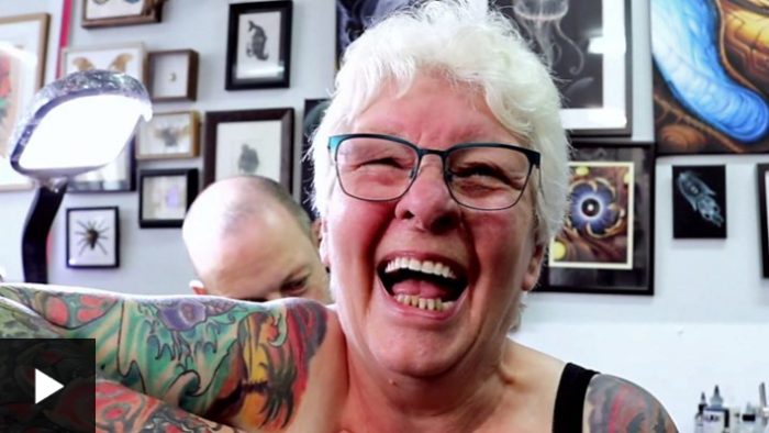 Glenys Coope, la mujer de 77 años que decidió cubrirse de tatuajes