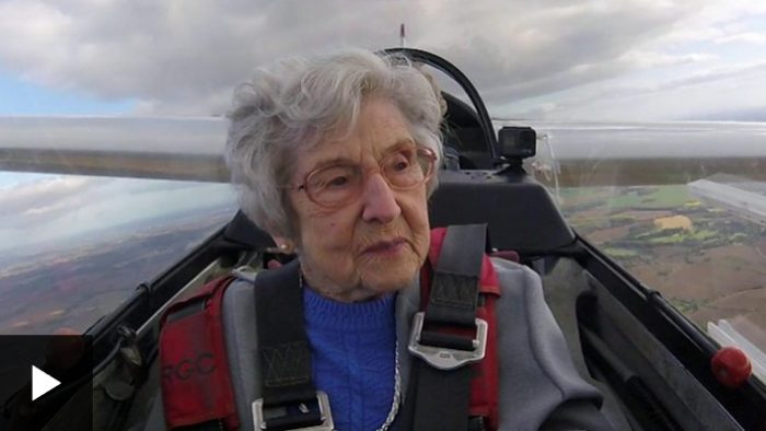 Olwyn Hopkins, la mujer de 99 años que voló en un avión planeador