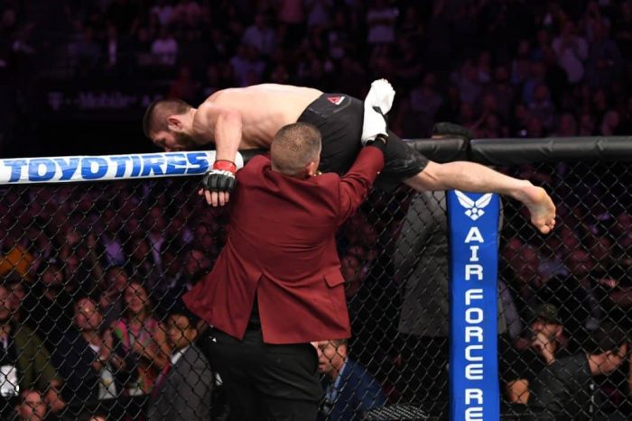 El bochornoso final que tuvo la pelea de MMA del año: Khabib somete a Conor McGregor y se pone a pelear con el equipo del perdedor