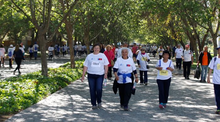 Miles de personas asistieron a la primera caminata para adultos mayores