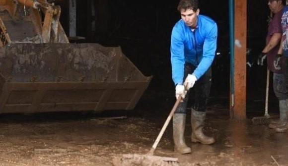 Rafael Nadal limpiando las calles para ayudar a los afectados por las inundaciones en Mallorca