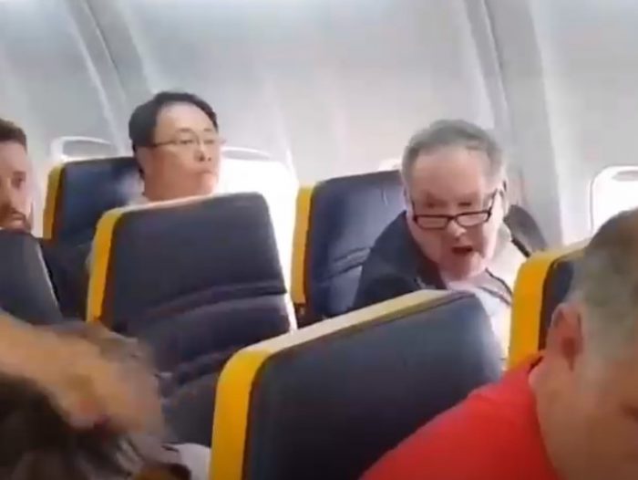 Ataque racista arriba de un avión se vuelve viral