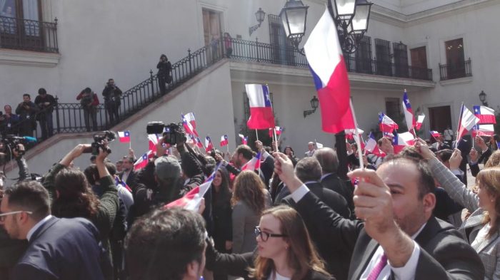 Repartiendo banderitas chilenas La Moneda celebró el triunfo en La Haya sobre Bolivia