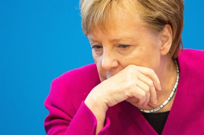 Preocupación por Merkel: canciller alemana es captada tiritando por tercera vez en menos de un mes