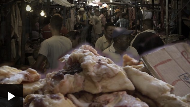 El mercado en Venezuela donde la familias compran carne podrida para subsistir