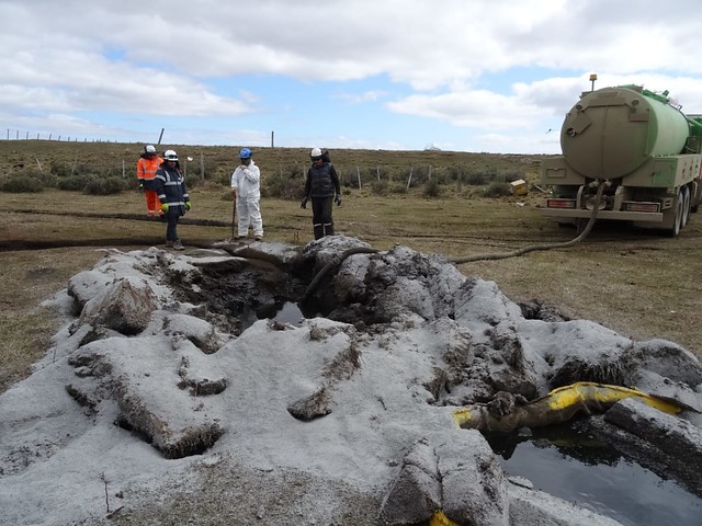Derrame de petróleo en Tierra del Fuego: Schmidt asegura que está “contenido” y Girardi anuncia acciones penales