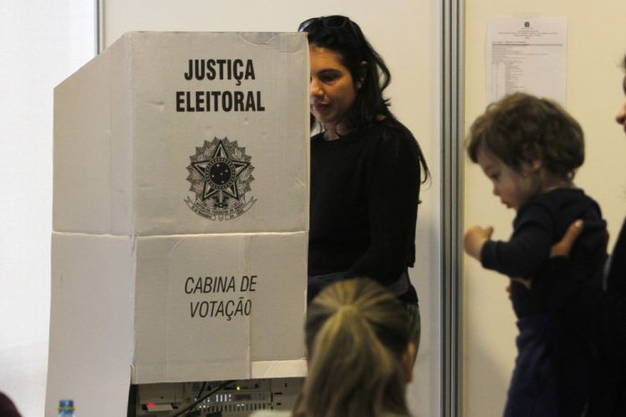 Más de 2.500 brasileños llamados a votar en Chile entre Bolsonaro y Haddad