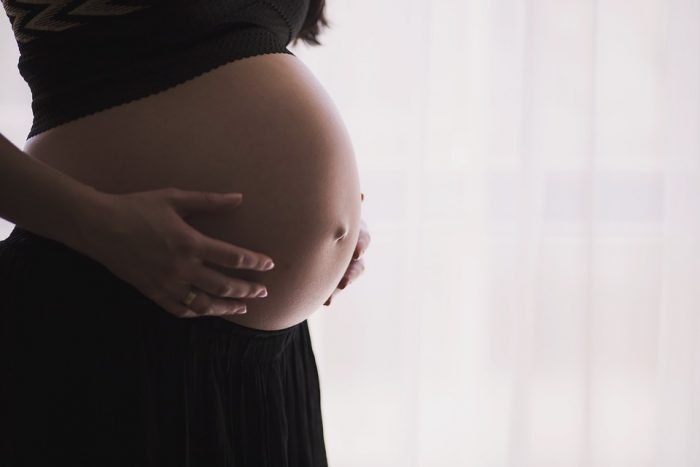 Experta U. de Valparaíso estima que al menos 2 mil embarazadas podrían padecer Covid-19 este año en Chile