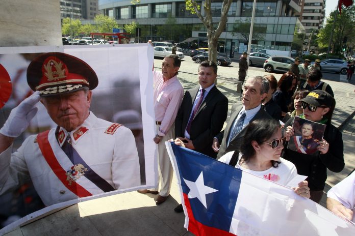 Reducido grupo de partidarios del «Sí» hace un acto a favor de Pinochet