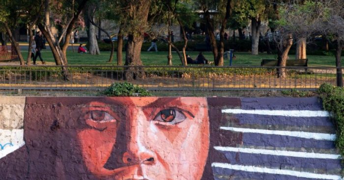 [Lo+comentado] Los versos de Raúl Zurita y los murales «disruptivos» en el río Mapocho