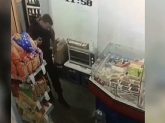 Sorprenden a policía robando un fiambre del supermercado