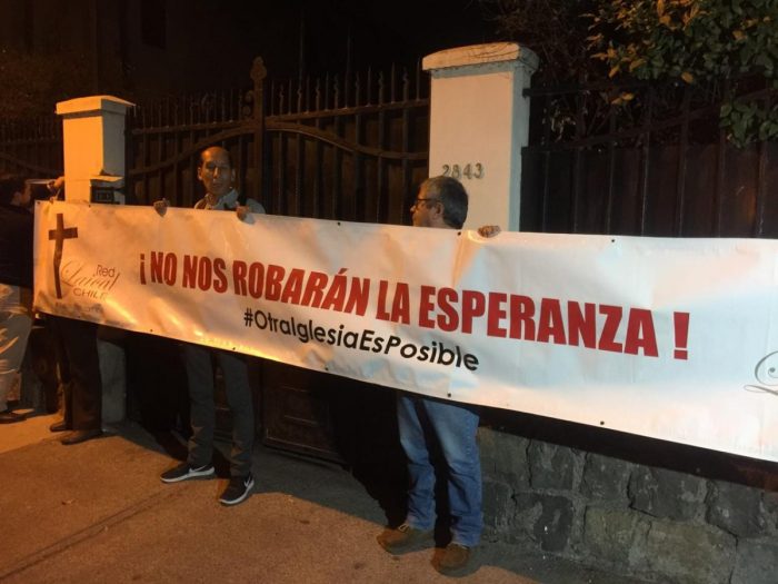 Protesta fuera del Arzobispado de Santiago: exigen que Ezzati hable por casos de abuso