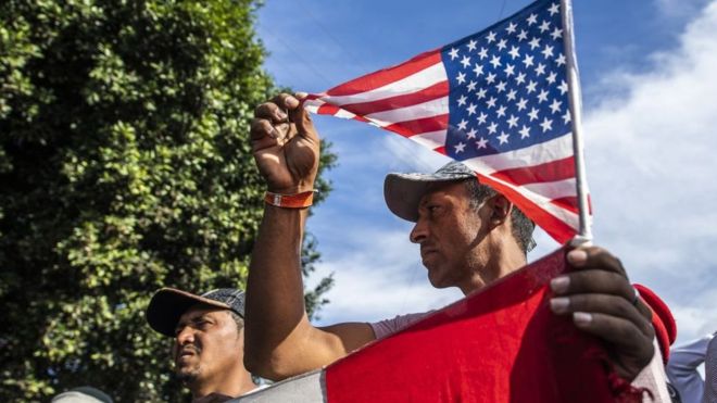 Caravana de migrantes en Tijuana: “Ya estamos aquí. Queremos que Estados Unidos nos escuche”, cientos se manifiestan pacíficamente en la garita de la frontera