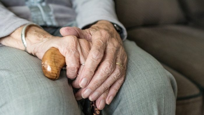 Anciana fallece en hogar luego de brutal agresión de paramédico que la cuidaba
