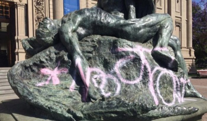 No aprenden: escultura dañada por la Fórmula E es vandalizada por segunda vez en un mes