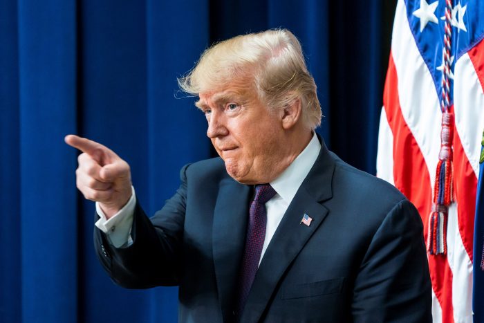 Siguen los desaires en la cumbre G-20: Trump se enoja con la traducción y tira al piso su audífono