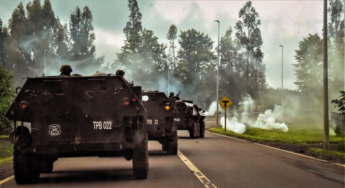 Roban y queman vehículo de equipo de TVN en La Araucanía