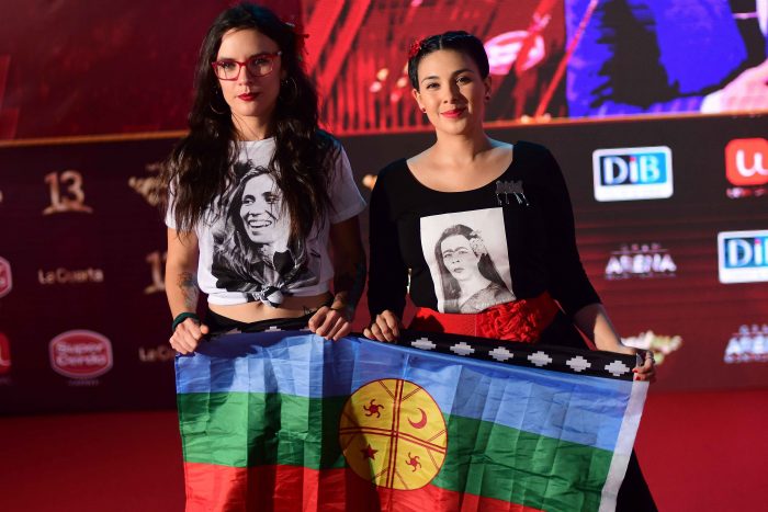Cariola y Vallejo mostraron bandera mapuche en alfombra roja del Copihue de Oro