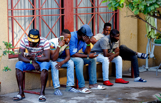 El comodín de los migrantes: Gobierno hace fuerte despliegue comunicacional en torno a avión que lleva 179 haitianos