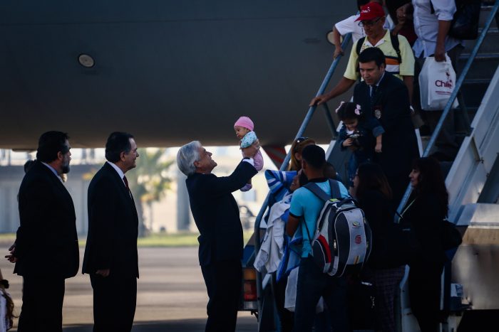 Llegó hasta un gato: Piñera recibe a los chilenos que llegaron desde Venezuela