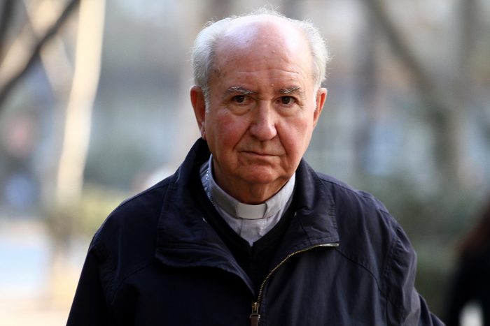 Funa al hombre fuerte de la Iglesia católica: transeúntes acusan al cardenal Errázuriz de encubrir abusos sexuales