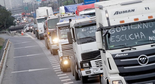 Camioneros amenazan con paro indefinido si el Gobierno no regula las alzas del petróleo